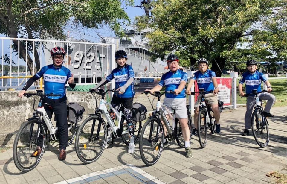 造訪台南的日本土浦市長安藤真理子等一行人，騎乘自行車，欣賞安平沿路風光。（市府提供）