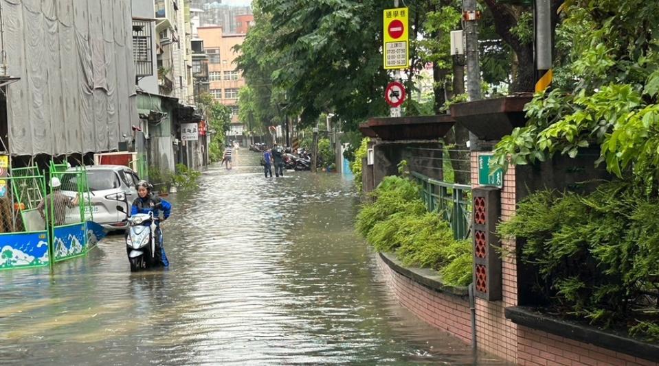 《圖說》過去三重重安街遇豪雨路面積水高於50公分，6月30日積水20公分以下且不影響通行。〈水利局提供〉