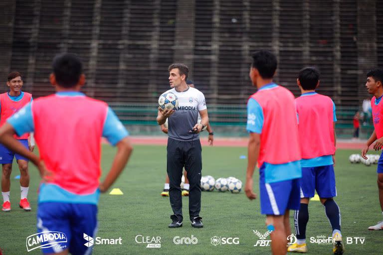 Con la pelota en sus manos, Félix les enseñó conceptos tácticos a los jugadores de Camboya