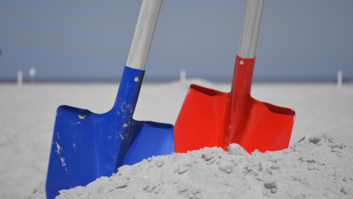 <em>Sekop adalah alat untuk memindahkan pasir dan mengaduk adonan semen. (Foto: Pexels – Pixabay)</em>