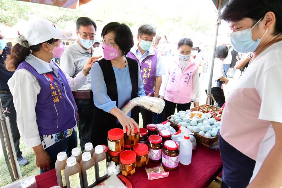 二林舉行的彰化畜產嘉年華，王惠美關心農友賣得好不好，邀大家來採購。（記者曾厚銘攝）