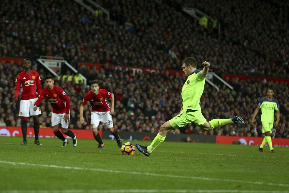 James Milner remate el penal para el gol de Liverpool en el empate 1-1 contra Manchester United en la Liga Premier, el domingo 15 de enero de 2017. (AP Foto/Dave Thompson)