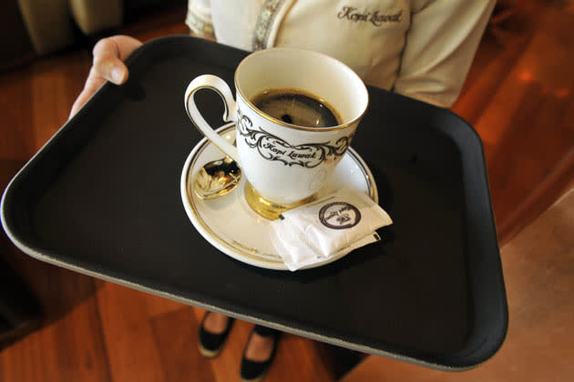 Bei manchen Menschen führt ein Tässchen Kopi-Luwak-Kaffee bestimmt zu ekstatischer Begeisterung. Doch andere schüttelt es schon beim bloßen Gedanken daran. Denn er wird auf einem speziellen Weg gewonnen: Aus den Exkrementen des philippinischen Fleckenmusangs - einer Katzenart - werden unverdaute Kaffeebohnen gesammelt und anschließend zu dem begehrten Katzen-Kaffee weiterverarbeitet. Preis für ein Kilo: ca. 700 Euro. (Bild: afp)