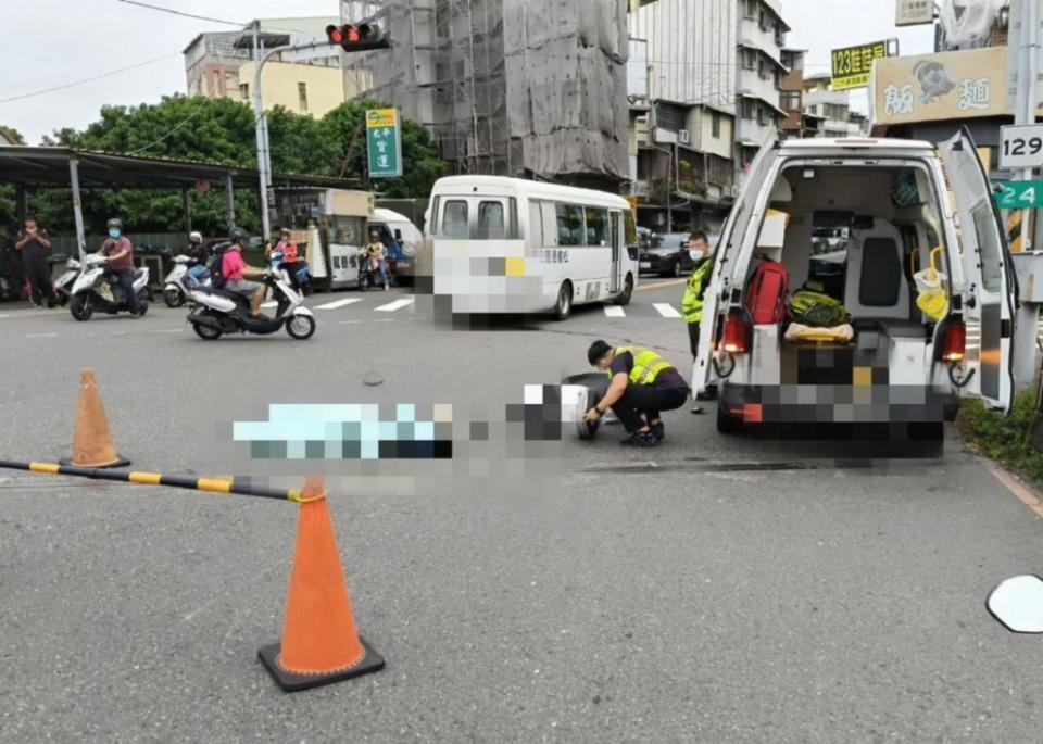 華盛頓中學委外校車昨日行經太平區中山路一段一處路口時，追撞臺姓女子騎乘的微型電動二輪車，臺女當場死亡。（記者陳金龍翻攝）