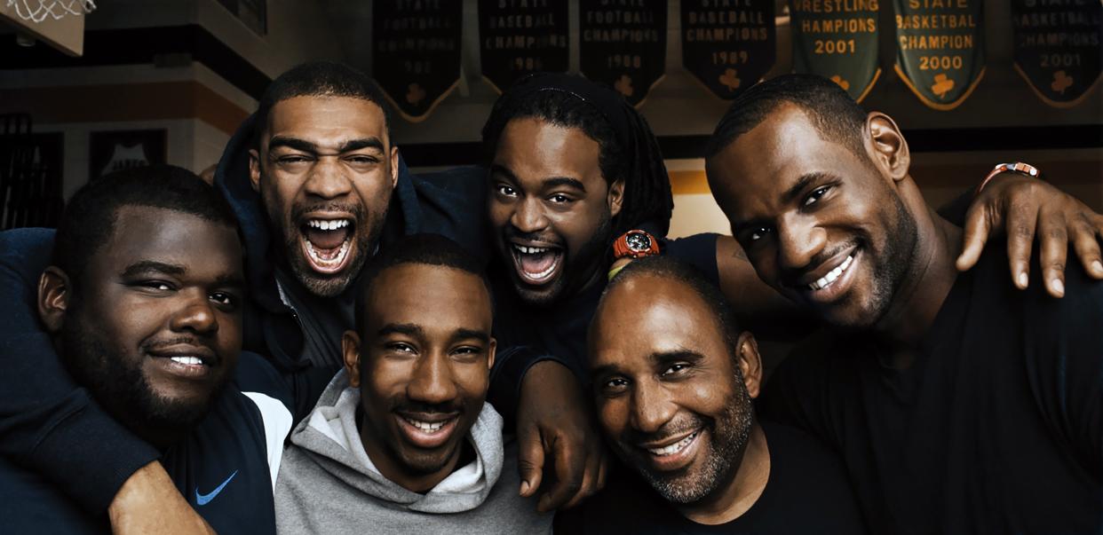 SHOOTING STARS, from left: Sian Cotton, Romeo Travis, Dru Joyce III, Willie McGee, Coach Dru Joyce II, LeBron James, 2023. © Peacock / Courtesy Everett Collection