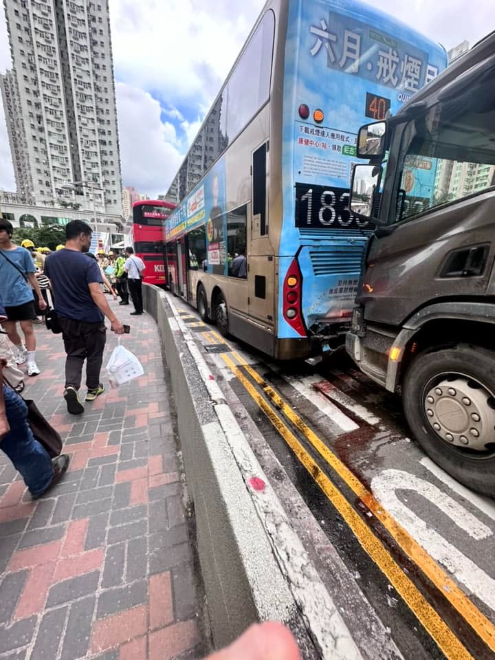 黃大仙龍翔道有貨車與巴士相撞，圖片可見巴士車尾凹陷。（網上圖片）