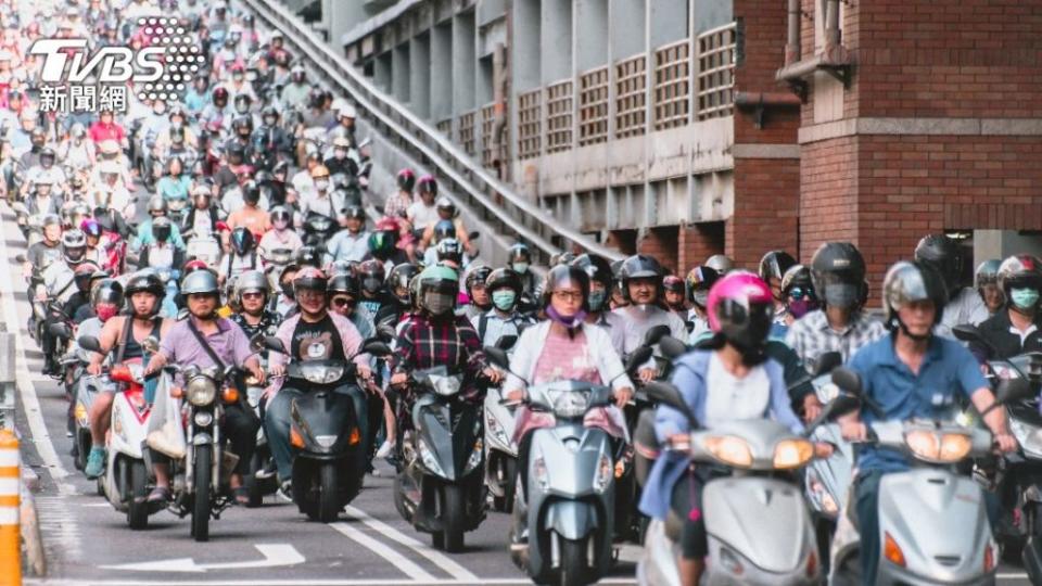 國內機車族群的數量依舊相當龐大，機車多數民眾仰賴的交通工具。（圖片來源／shutterstock達志影像）