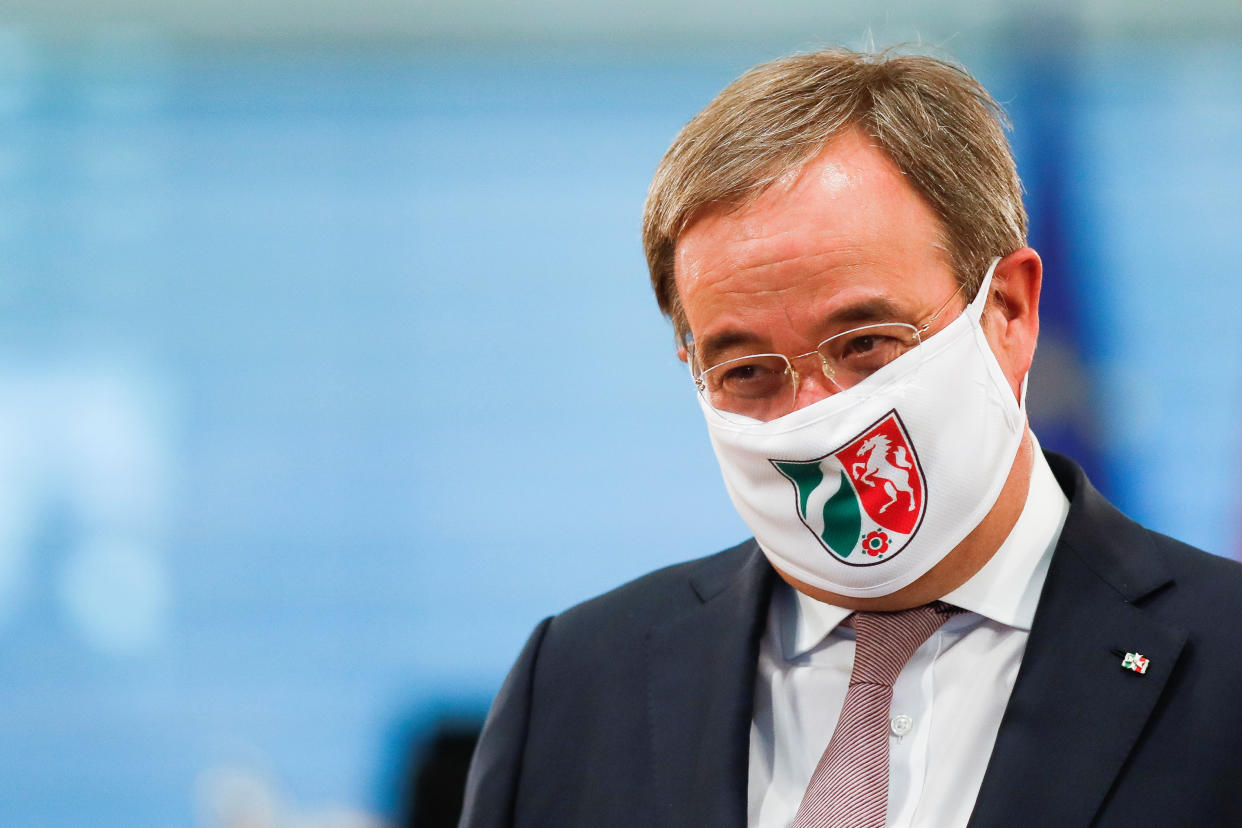 NRW-Ministerpräsident Armin Laschet, hier vorbildlich mit einem Mundnasenschutz mit dem Wappen seines Bundeslandes. (Bild: Markus Schreiber/Pool via REUTERS)