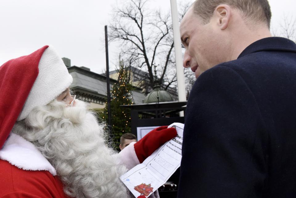 Prinz William übergibt dem Weihnachtsmann 2017 eine Wunschliste von Prinz George. (Bild: Getty Images)