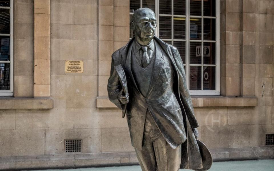  Philip Larkin statue at Hull Paragon Interchange railway station by Martin Jennings - Alamy
