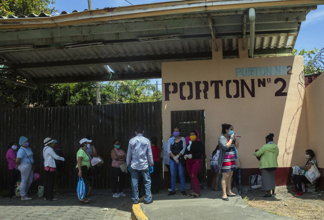 Familiares de pacientes con coronavirus esperan afuera del Hospital Alemán Nicaragüense en Managua, Nicaragua, el 21 de mayo de 2020. (Inti Ocon / The New York Times)