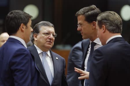 Italy's Prime Minister Matteo Renzi (L), outgoing European Commission President Jose Manuel Barroso (2nd L), Netherlands' Prime Minister Mark Rutte and Britain's Prime Minister David Cameron (R) talk as they arrive for a working session during an EU summit in Brussels October 24, 2014. REUTERS/Christian Hartmann