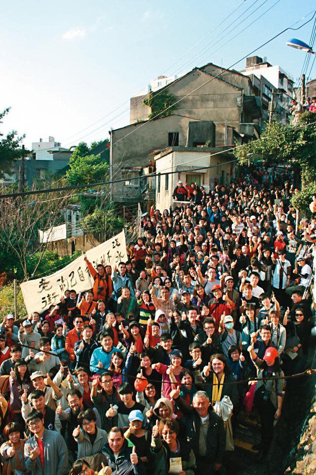 淡水「重建街保存運動」（圖）是森森sen創作靈感來源，在〈阮若打開心內的門窗〉故事中特別重現「530站滿重建街」畫面。（翻攝自新北市文化局「典藏新北學」）