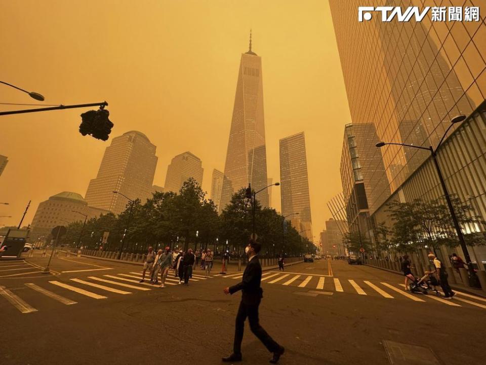 橘色霧霾瀰漫整個紐約市，許多戶外活動被迫取消。（圖／美聯社）