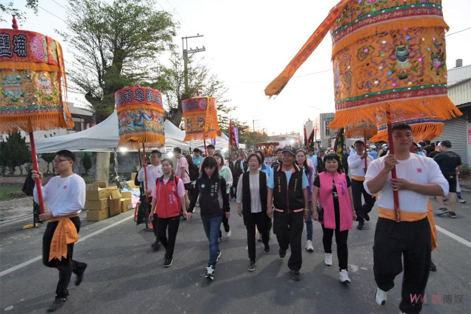 ▲埔鹽鄉順澤宮「邁向冠軍之路」祈福路跑開跑，由彰化縣長王惠美、埔鹽鄉長許文萍和順澤宮主委魏信顧等人共同鳴槍起跑，神轎也伴隨著選手們一同前行。（記者陳雅芳攝）