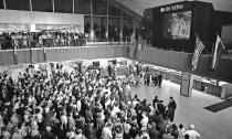 En esta foto se puede ver a la multitud reunida en el Aeropuerto Internacional Kennedy de Nueva York. La señal enviada desde de la Luna iba a ser recibida en Australia, en la estación Honeysuckle Creek Tracking Station de la NASA, de ahí pasaría al satélite Geoestacionario INTELSAT III F4, ubicado sobre el Pacífico, para llegar a la estación de Jamesburg en California y luego vía terrestre hasta la estación de la NASA en Houston, desde donde finalmente sería transmitida al mundo. (Photo By: Dennis Caruso/NY Daily News via Getty Images)