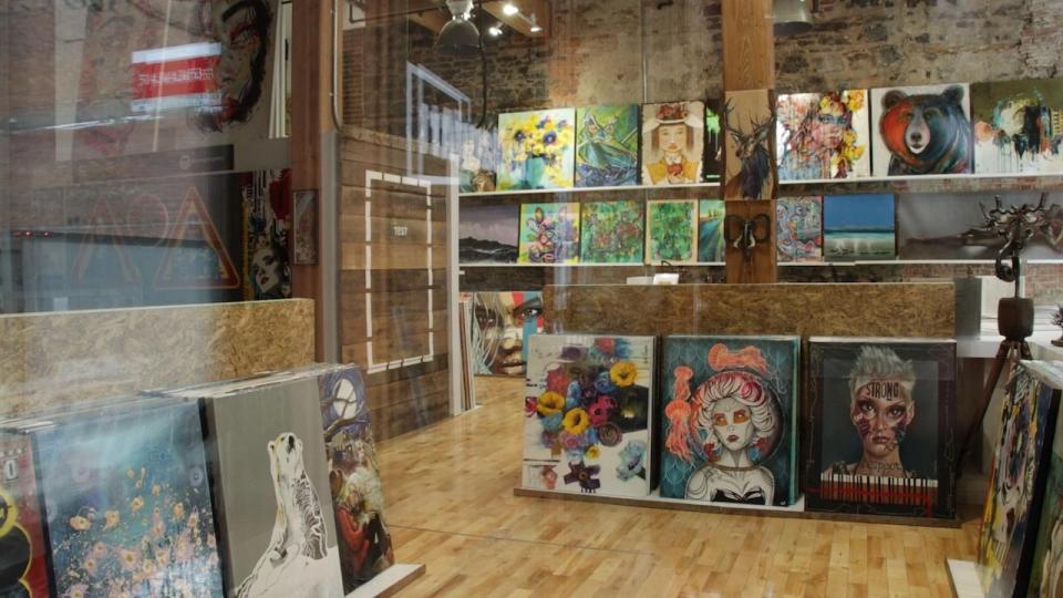 Le HangArt Saint-Denis is temporarily closed, one of the owners says. But the artists want their art back.
