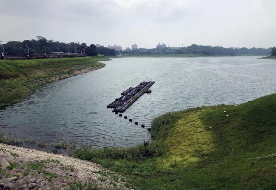 近來幾波雨勢，但因嘉南灌區二期稻作灌溉用水需求，嘉義及台南地區仍將實施減壓供水黃燈措施。圖為蘭潭水位明顯上升。（中央社）