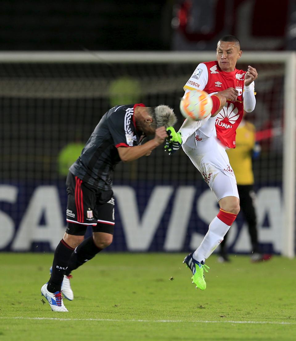 Luis Paez (R) of Colombia's Santa Fe fights for the Ball with Israel Damonte of Argentina's Estudiantes de La Plata during their Copa Libertadores soccer match in Bogota, Colombia May 12, 2015. REUTERS/Jose Miguel Gomez