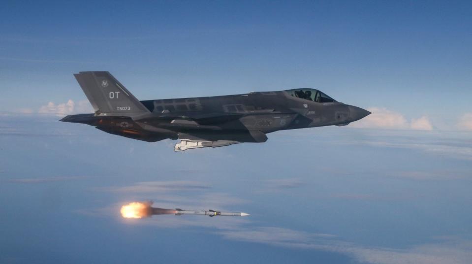 2018年6月12日，美軍F-35A戰機測試射AIM-120先進中程空對空飛彈和AIM-9X空對空飛彈。路透社