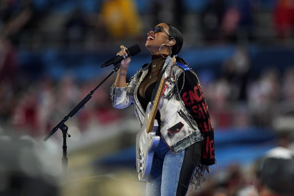 H.E.R. interpreta "America the Beautiful" previo al Super Bowl 55 de la NFL entre los Chiefs de Kansas City y los Buccaneers de Tampa Bay el domingo 7 de febrero de 2021 en Tampa, Florida. (Foto AP/Gregory Bull)