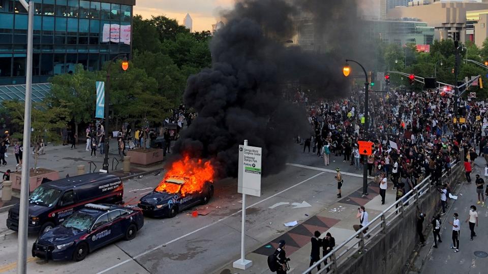 警車遭燒毀 (圖／達志影像路透社)