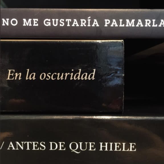 <p>“Solo he repetido un libro, y otro que aparece dos veces con títulos diferentes”, agregó a <em>El País</em>. De hecho, ya ha utilizado más de 200 ejemplares para sus poemas. Y finaliza diciendo: “Leer es mi vicio confesable”. </p>