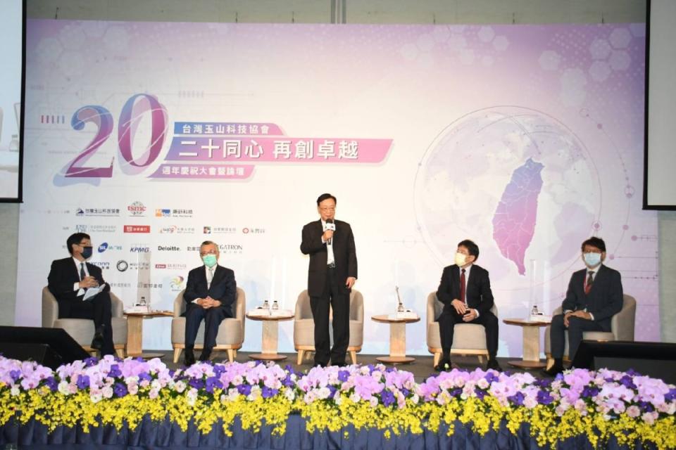 ▲台灣玉山科技協會20周年論壇26日登場，下午論壇討論台灣電動車產業的未來，主持人為鴻海集團董事長劉揚偉，與談人包括總統府資政林信義、聯電榮譽副董事長宣明智、工業技術研究院院長劉文雄、車輛研究測試中心總經理王正健。（圖／記者林調遜攝，2021.10.26）