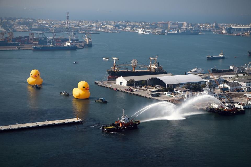 高雄市啟動水門禮，重磅迎接2隻黃色小鴨，開展首日，就吸引28萬人潮。   圖：翻攝自高雄市政府臉書