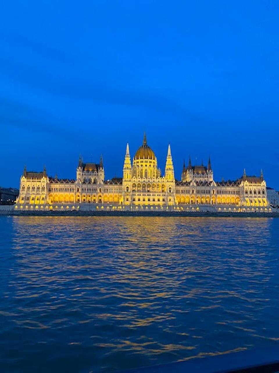 Vista nocturna del Parlamento de Hungría a orillas del Danubio.