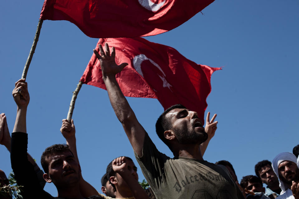 Sirios protestan contra el presidente sirio Bashar Al Asad en Khirbet al-Jouz, en la frontera entre Siria y Turquía, 17 de junio de 2011.  (Daniel Etter/The New York Times)