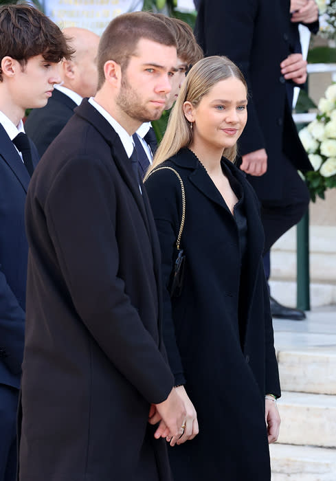 El rey Juan Carlos, arropado por su familia en el funeral de su cuñado