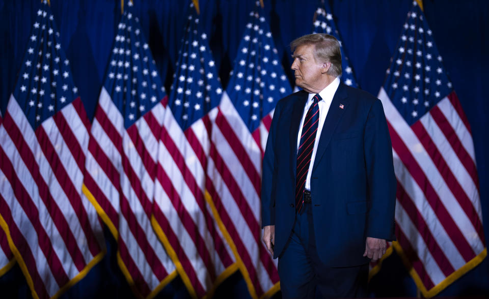 El expresidente Donald Trump en el escenario durante el evento para festejar su triunfo para la nominación republicana en Nashua, Nuevo Hampshire, el martes 23 de enero de 2024. (Doug Mills/The New York Times)