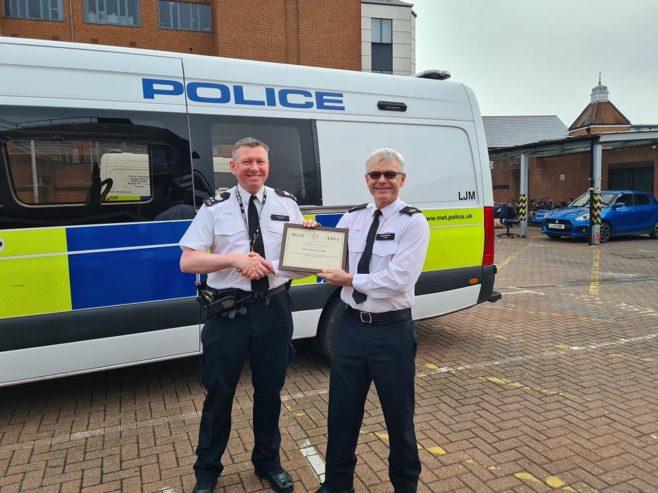 Acting Sergeant Tony Ruth (L) recieiving his commendation. (Met Police)