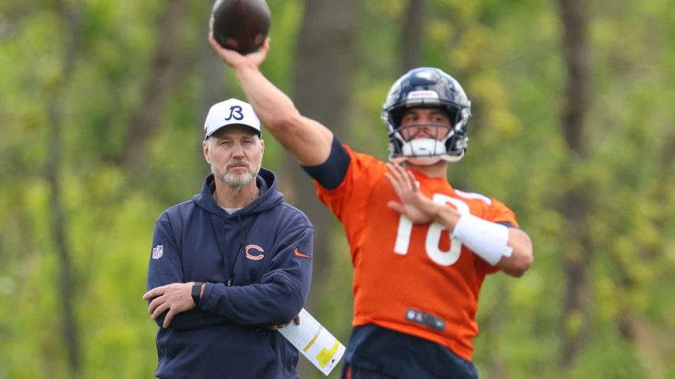 <div>LAKE FOREST, ILLINOIS - MAY 11: Head coach Matt Eberflus of the Chicago Bears watches as Caleb Williams #18 throws a passing drill during Chicago Bears Rookie Minicamp at Halas Hall on May 11, 2024 in Lake Forest, Illinois. (Photo by Michael Reaves/Getty Images)</div>