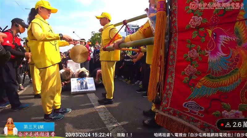 鯉魚潭落水失聯的工人家人，不斷向媽祖鑾轎哭求「媽祖請帶他回家」，媽祖鑾轎駐足後向前走到家屬身旁。（圖／翻攝白沙屯媽祖網路電視台）