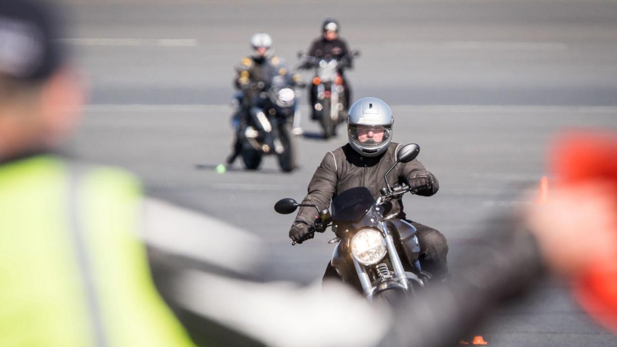 Fahrpraxis auffrischen: Experten raten bei langer Motorradabstinenz zu einem Fahrsicherheitstraining wie hier vom ADAC. Foto: Frank Rumpenhorst