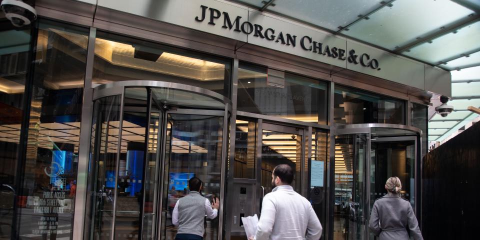 People enter JPMorgan Chase & Co.