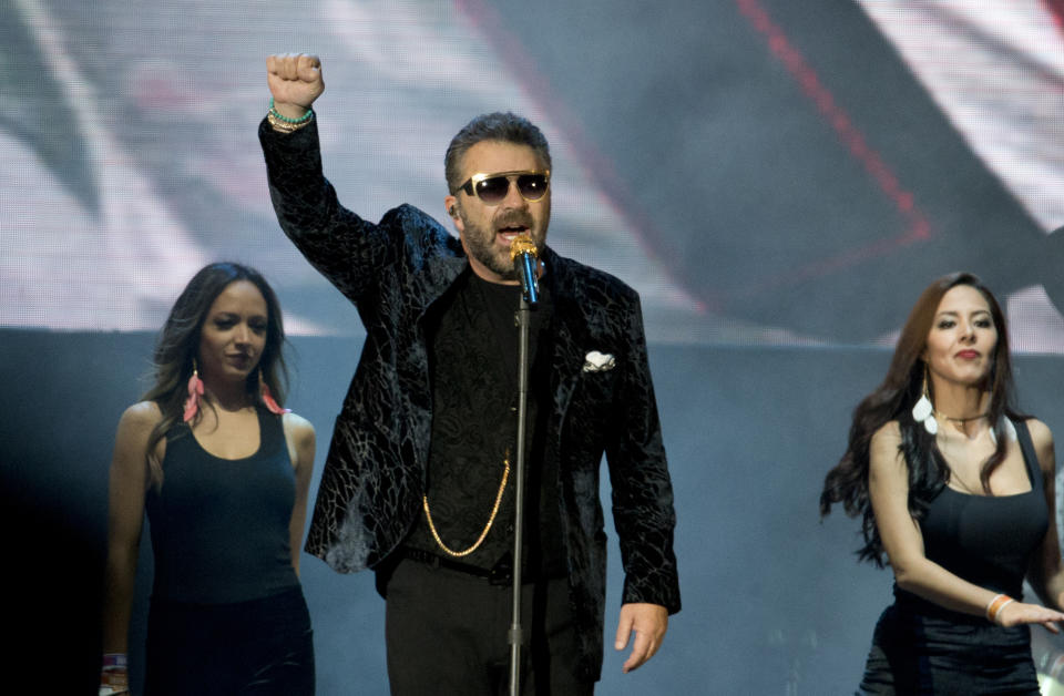 ARCHIVO - El cantante mexicano Mijares se presenta en el concierto "Estamos Unidos Mexicanos" en el zócalo de la Ciudad de México el 8 de octubre de 2017. Mijares será honrado con el Premio a la Excelencia Musical de la Academia Latina de la Grabación en noviembre durante la semana del Latin Grammy. (Foto AP/Eduardo Verdugo, archivo)