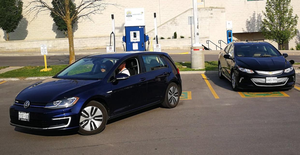 A driver backs a Volkswagen e-Golf into a parking spot in Peterborough, Ont. Volkswagen has announced plans to build an electric vehicle battery plant in St. Thomas, in southwestern Ontario. THE CANADIAN PRESS/Doug Ives