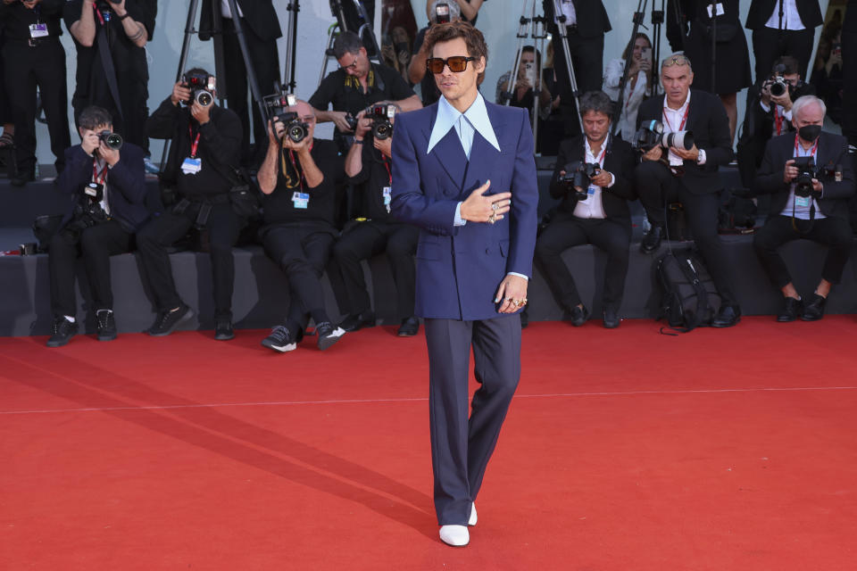 Harry Styles posa a su llegada al estreno de la película "Don't Worry Darling" en la 79a edición del Festival de Cine de Venecia en Venecia, Italia, el lunes 5 de septiembre de 2022. (Foto Joel C Ryan/Invision/AP)