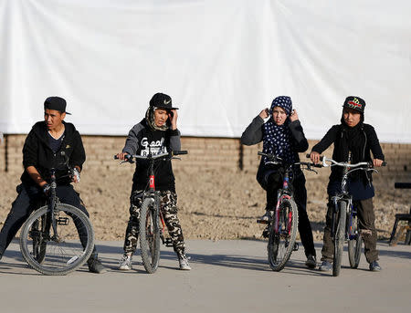 Afghan young cyclists prepare themselves before an exercise in Kabul, Afghanistan November 15, 2016. REUTERS/Omar Sobhani