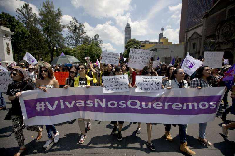 墨西哥抗議民眾拉著寫了「我們想要活著」的橫幅標語。 （美聯社）
