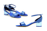 Blaues Fashionwunder: Die Stella McCartney-Sandalen mit kleinem Kunststoff-Absatz machen Lust auf Meer. (Bilder: mytheresa.com)