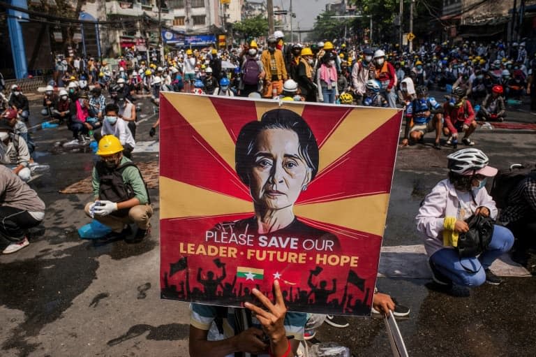 Le portrait d'Aung San Suu Kyi lors d'une manifestation contre le coup d'Etat militaire, le 2 mars 2021 à Rangoun, en Birmanie - STR © 2019 AFP