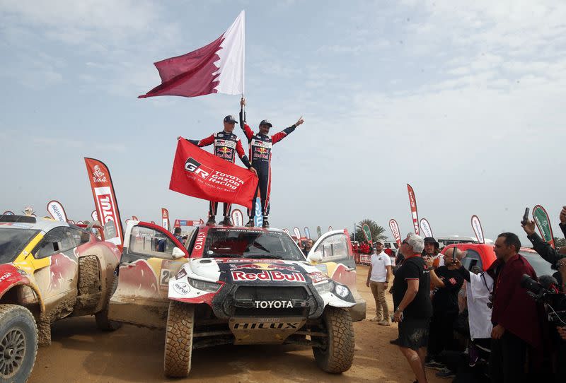 Foto del domingo del piloto de Toyota Gazoo Racing's Nasser Al-Attiyah celebrando un nuevo título en el Rally Dakar