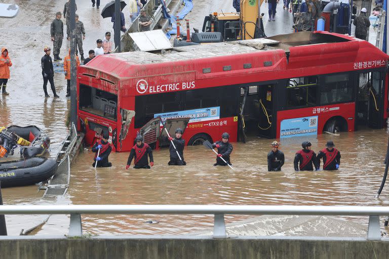 Los rescatistas buscan sobrevivientes a lo largo de una carretera sumergida por las aguas de inundación que conducen a un túnel subterráneo en Cheongju, Corea del Sur, el domingo 16 de julio de 2023. 