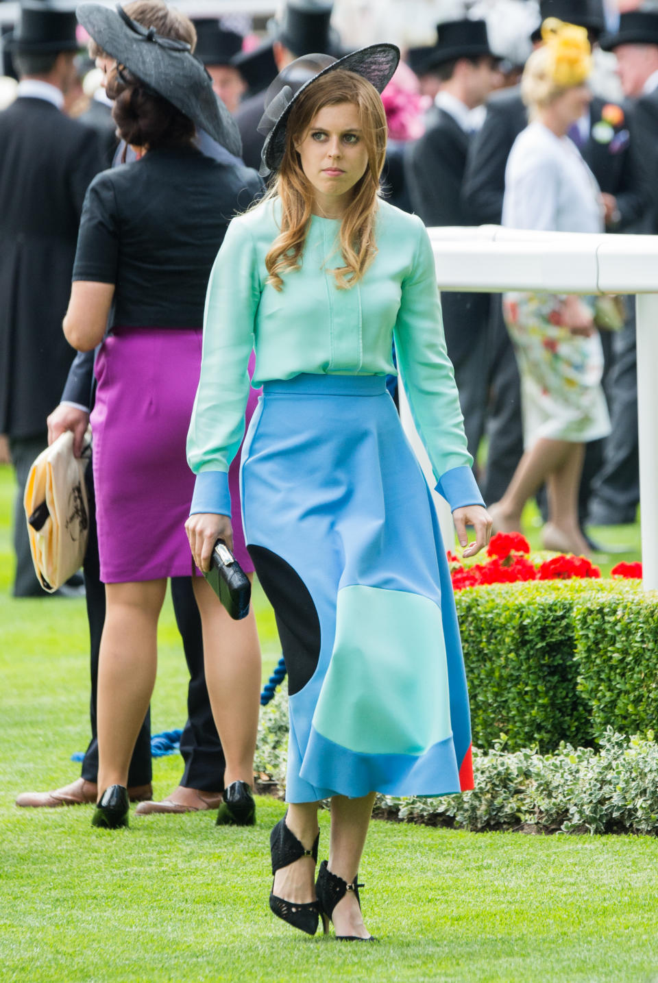 <p>Wir lieben dieses zweifarbige Outfit in Blau und Grün, das Prinzessin Eugenie 2015 trug.<em> [Bild: Getty]</em> </p>