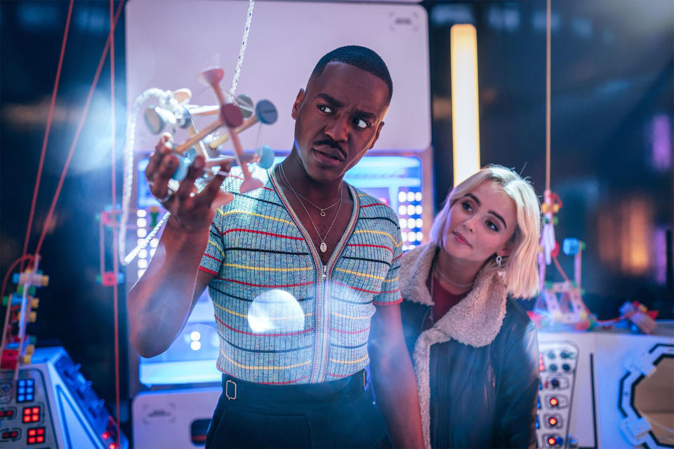 El Doctor (Ncuti Gatwa) y Ruby (Millie Gibson) examinan una estación espacial llena de bebés en 'Space Babies'