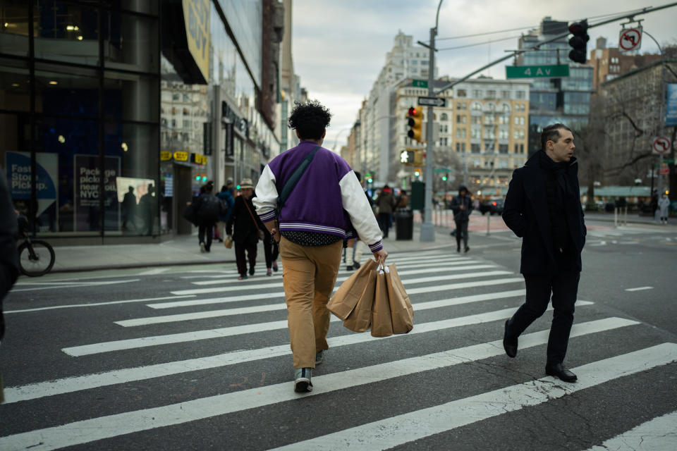 Compradores en el barrio neoyorquino de Union Square, el 19 de diciembre de 2023. (Maansi Srivastava/The New York Times)